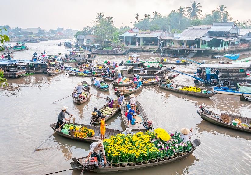 Khung cảnh tấp nập buổi sớm tại chợ Mỹ Hòa 1 Cái Răng Cần Thơ với nhiều người mua và bán.